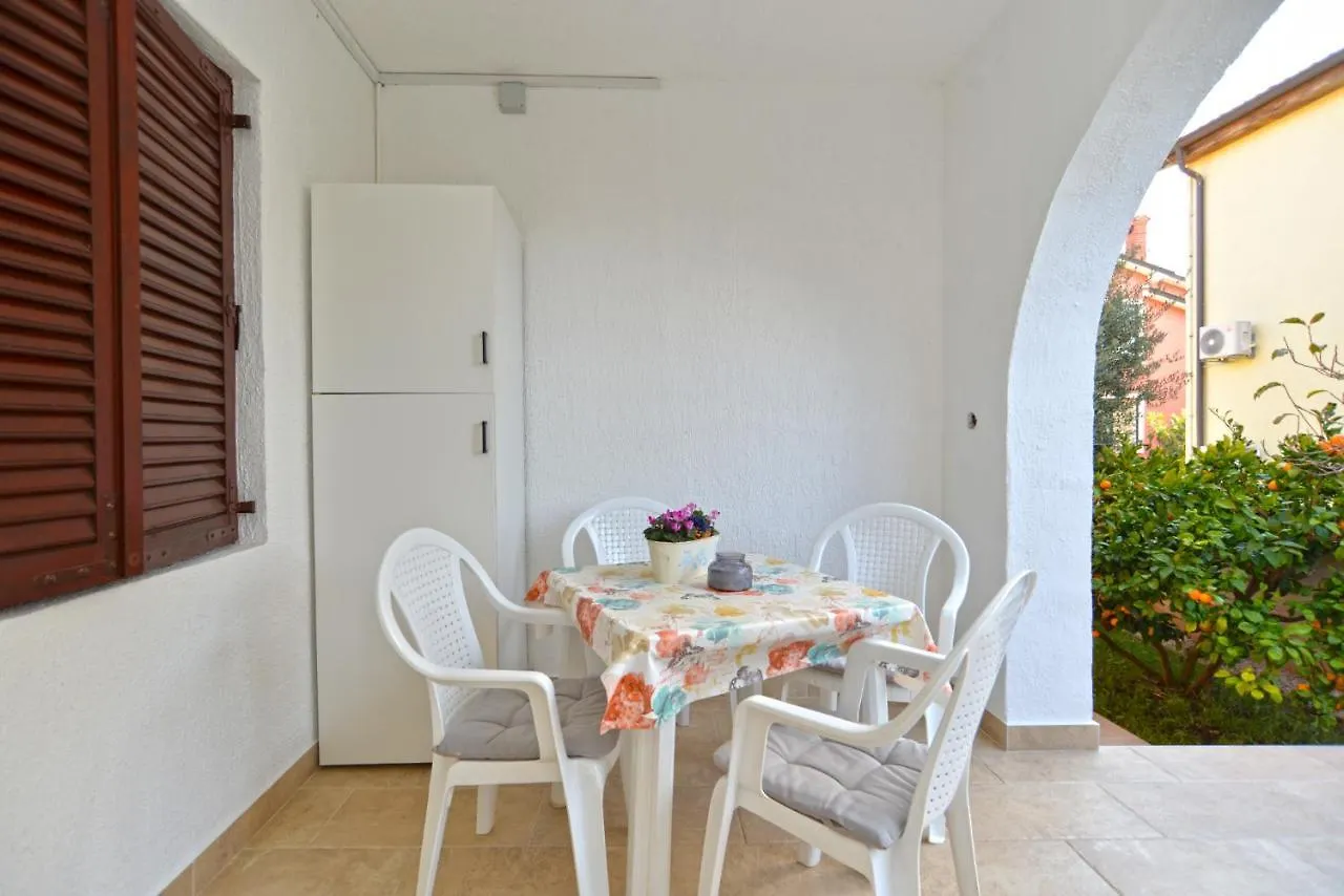Apartments Orange 167 Novigrad Istria