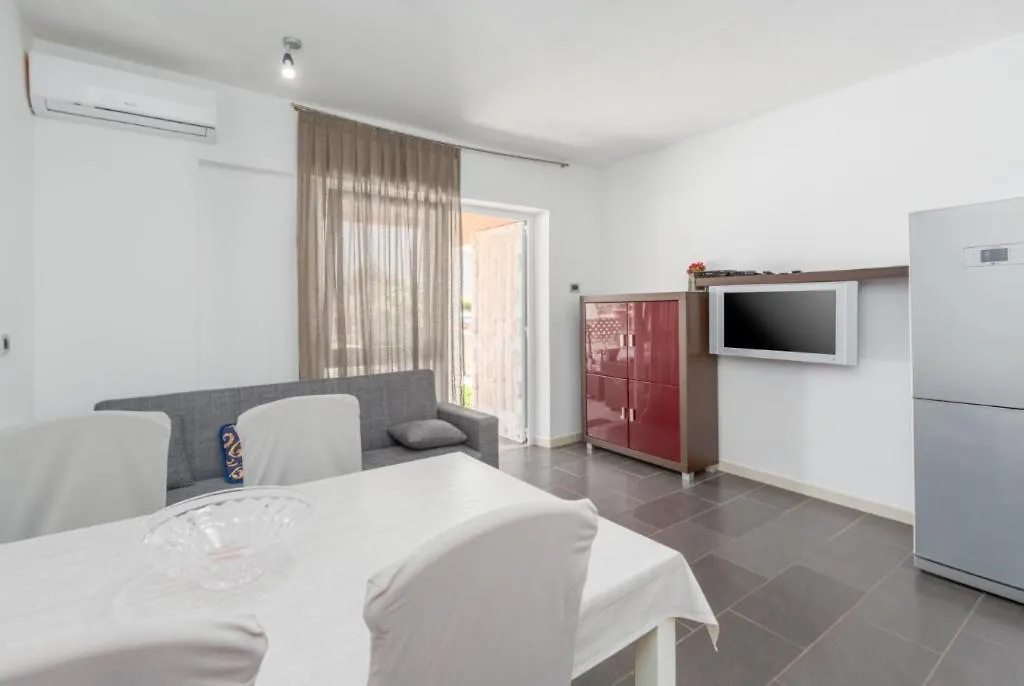 Apartments Orange 167 Novigrad Istria