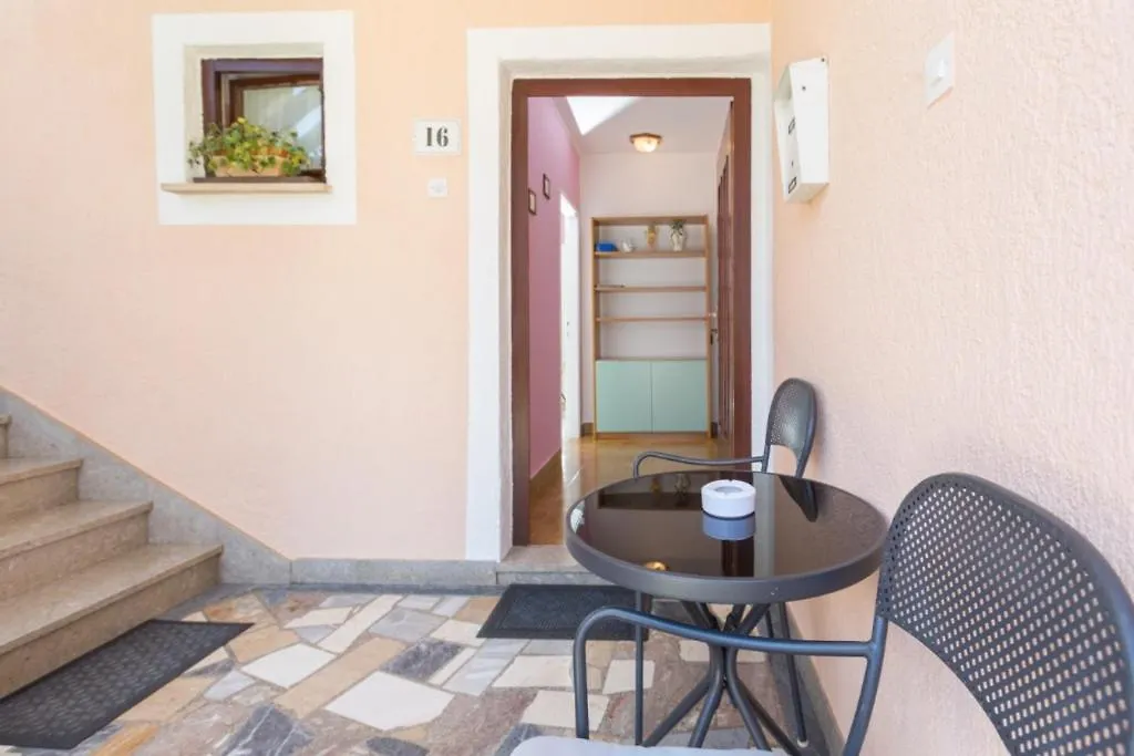 Apartments Orange 167 Novigrad Istria