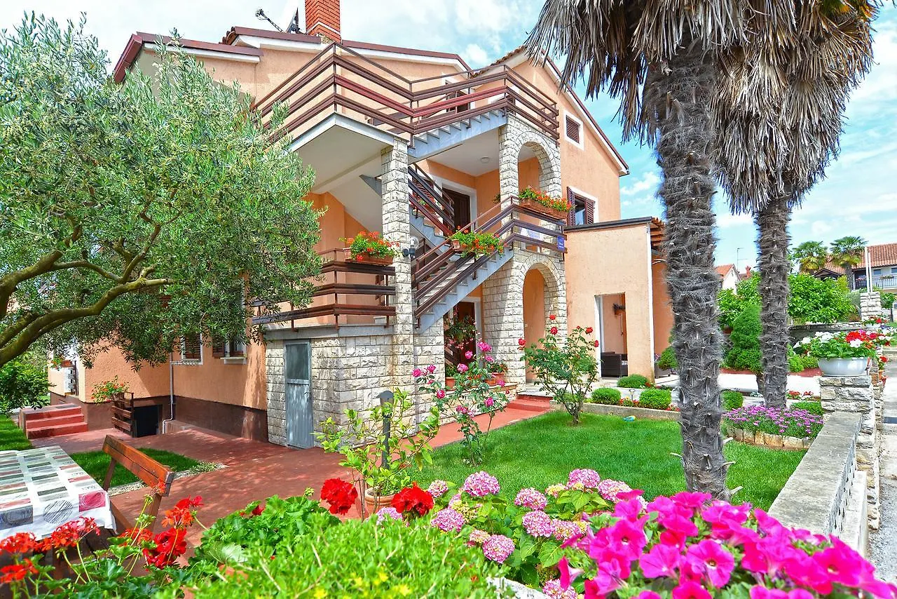 Apartments Orange 167 Novigrad Istria